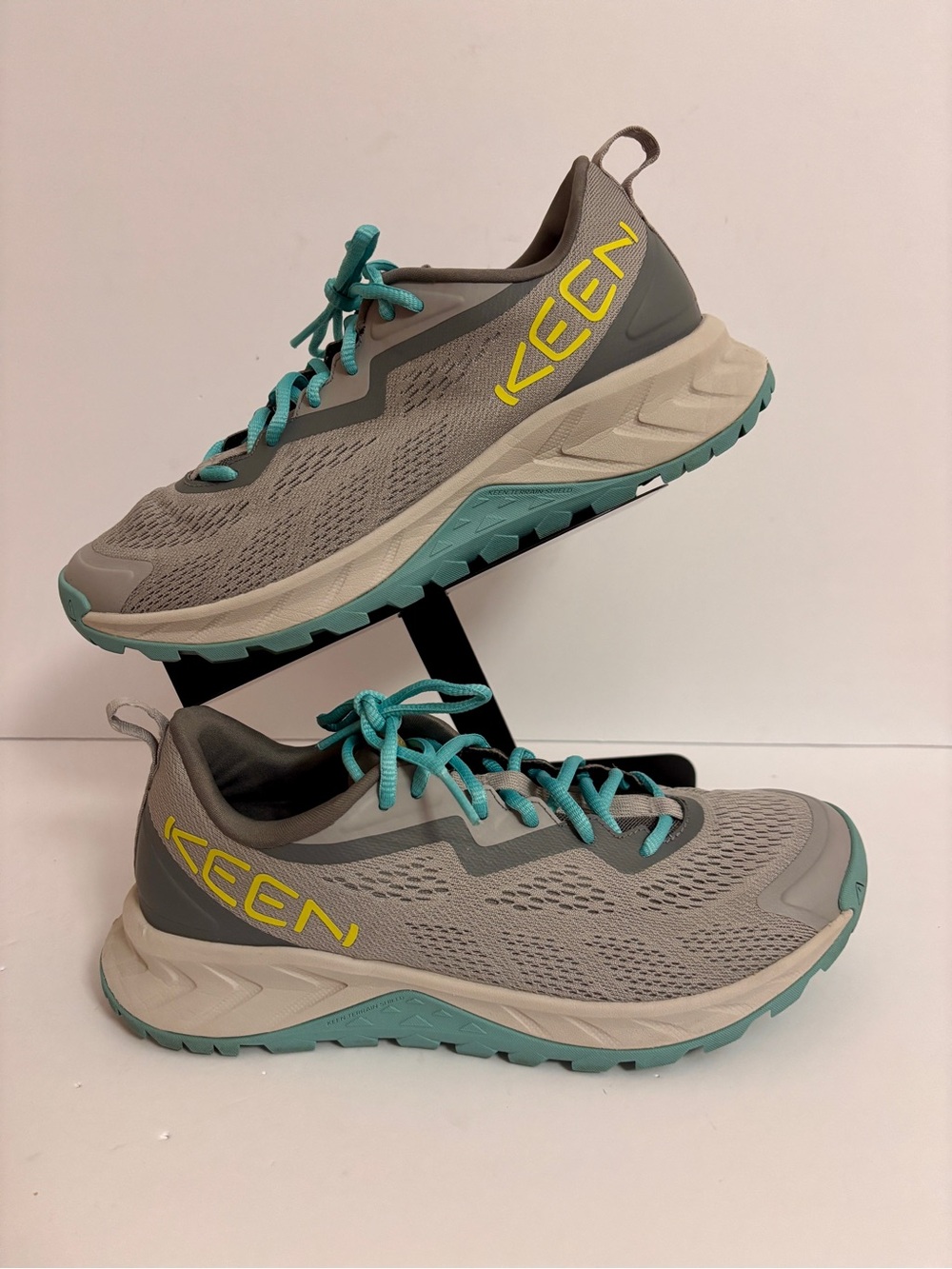 KEEN Women's Gray & Teal Lace-Up Trail Sneakers size 9.5